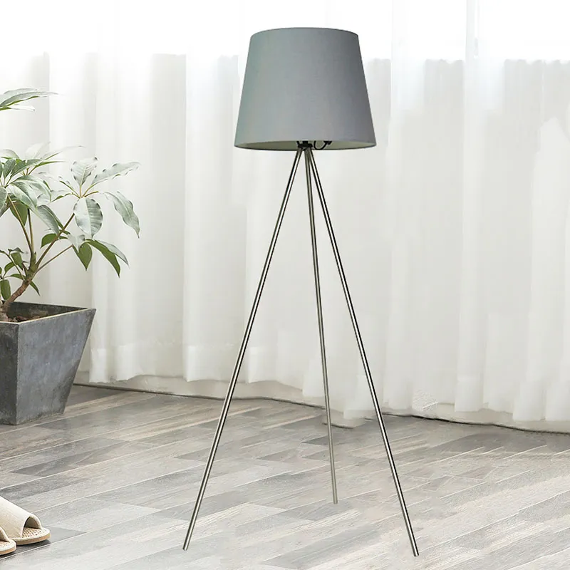 Cad iad na buntáistí a bhaineann le lampa urláir Tripod?